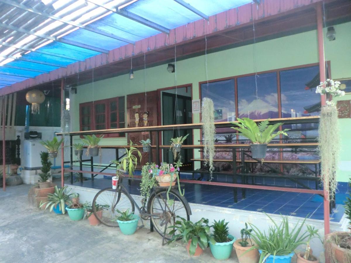 Sakura House Vandrarhem Chiang Mai Exteriör bild