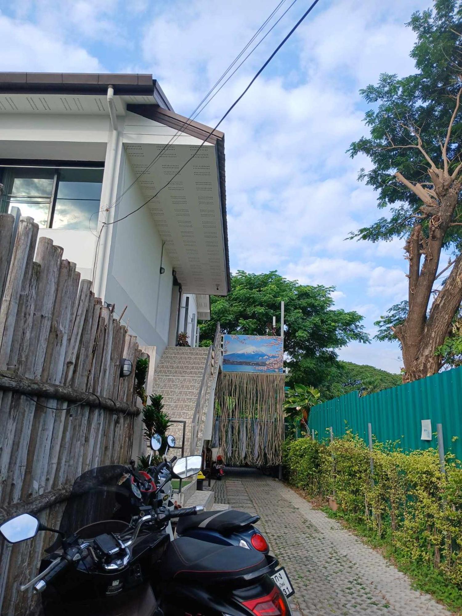 Sakura House Vandrarhem Chiang Mai Exteriör bild