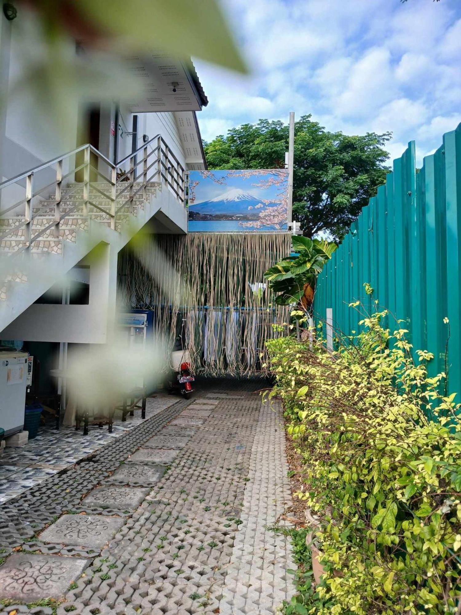 Sakura House Vandrarhem Chiang Mai Exteriör bild